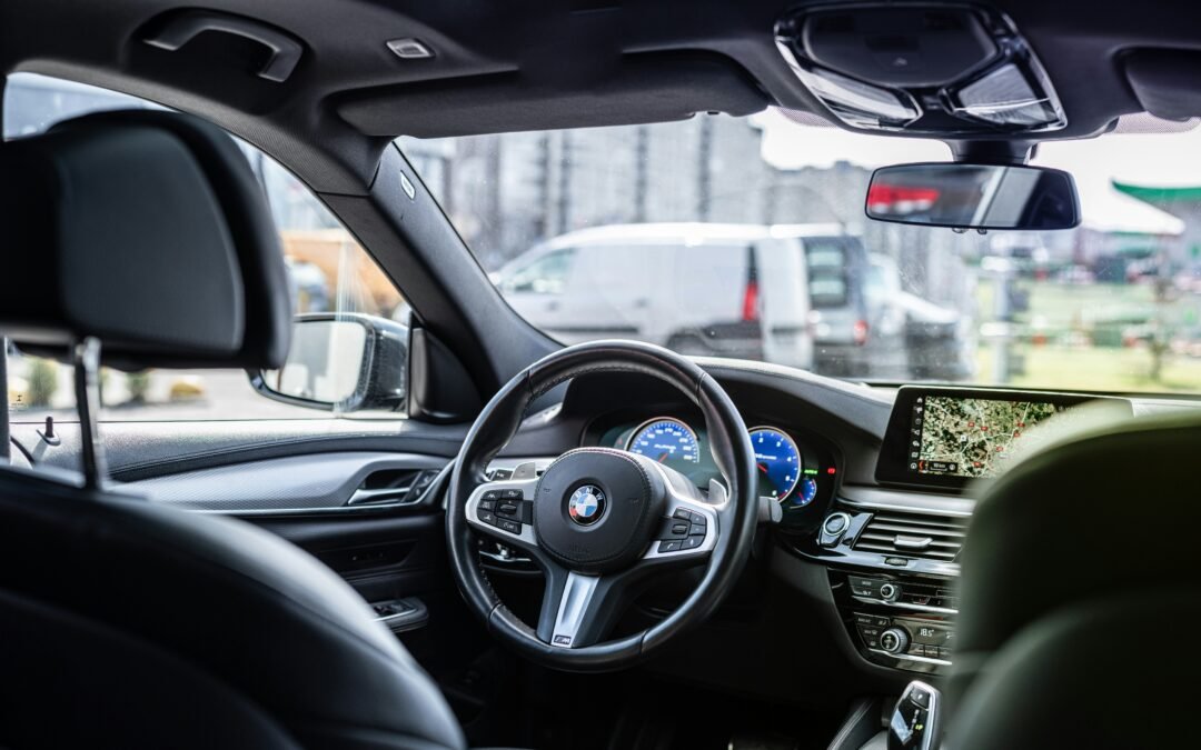 Intérieur d’une berline avec chauffeur, vu depuis la banquette arrière